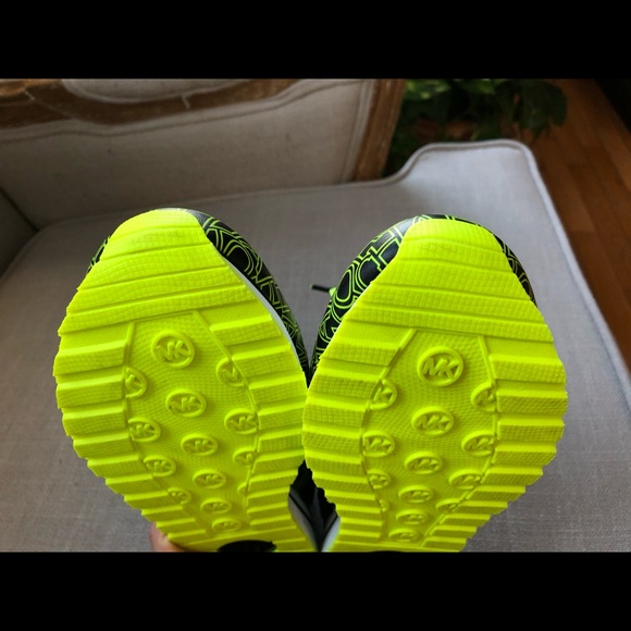 MICHAEL Michael Kors Billie Newsprint Logo Sneaker - Picture 10 of 10